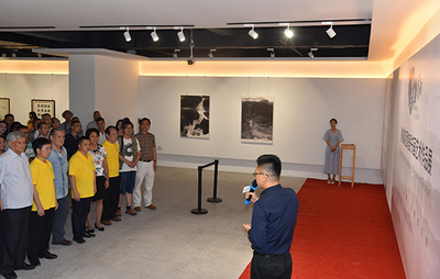 張阿芬院長(zhǎng)出席順美集團(tuán)陶瓷書(shū)畫(huà)藝術(shù)作品展開(kāi)展活動(dòng)并講話